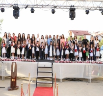 girls-play-football_01
